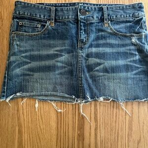 American Eagle Women's Denim Jean Skirt Sized 8 Frayed Edge
